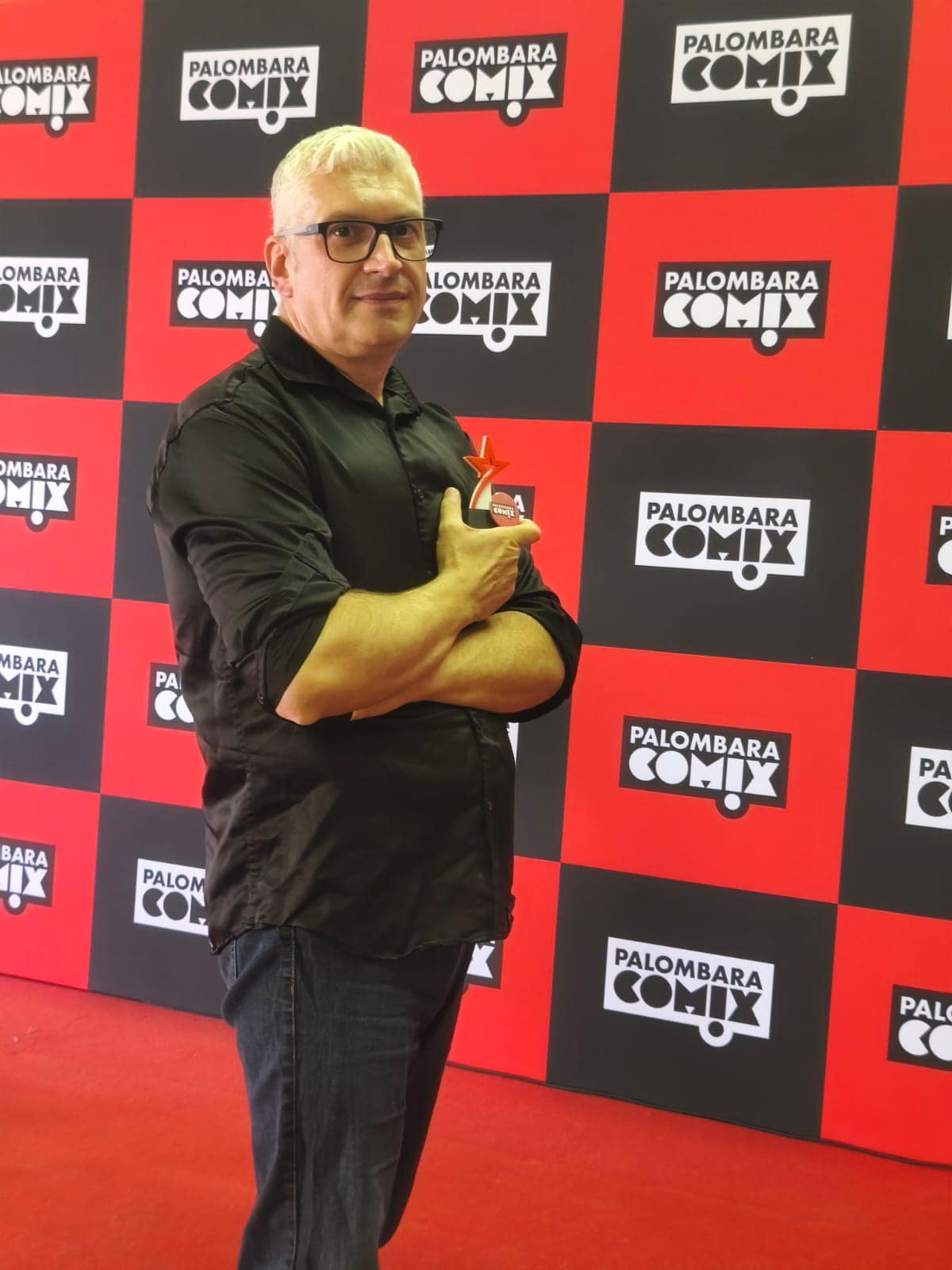Giovanni Todini con il premio ricevuto al Palombara Comix