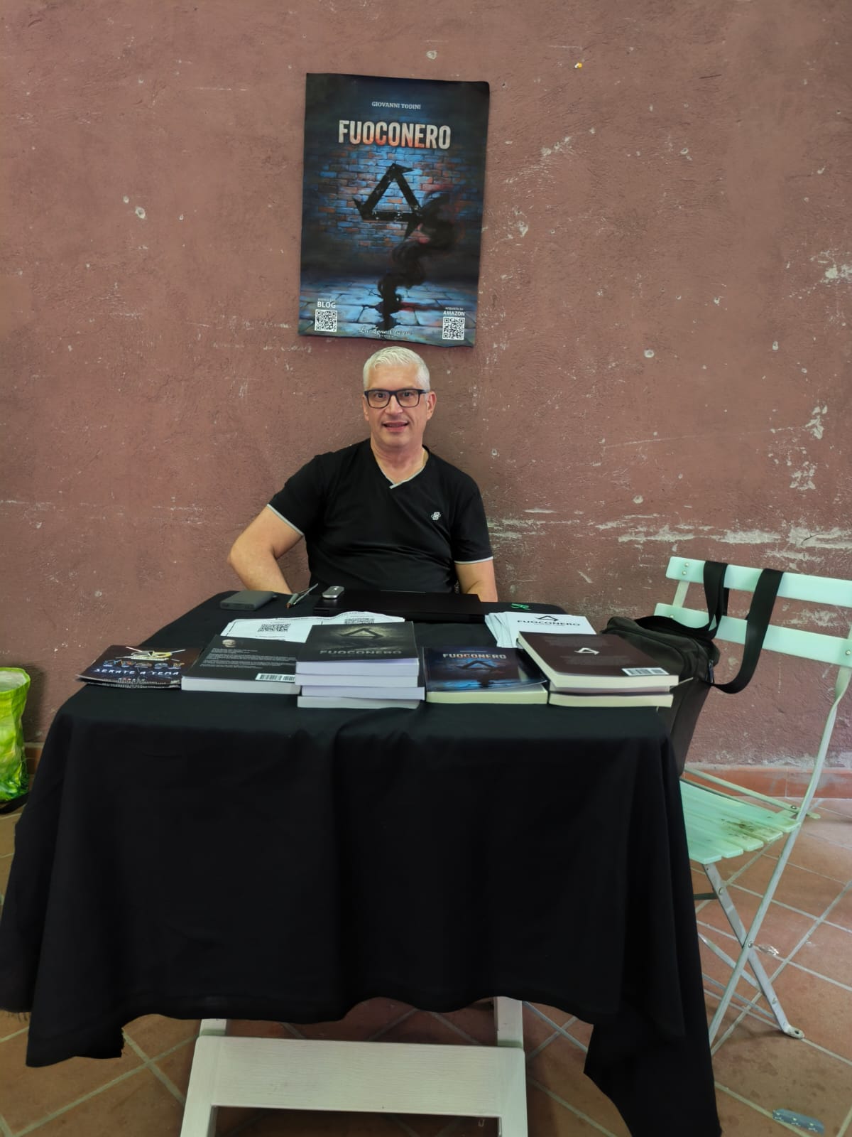 Giovanni Todini davanti al backdrop del Palombara Comix