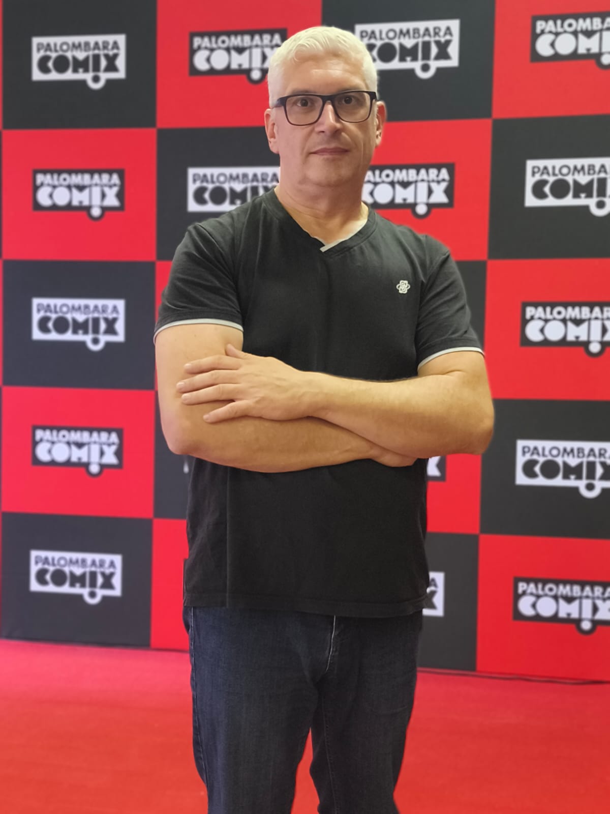 Giovanni Todini al tavolo con copie di Fuoconero
